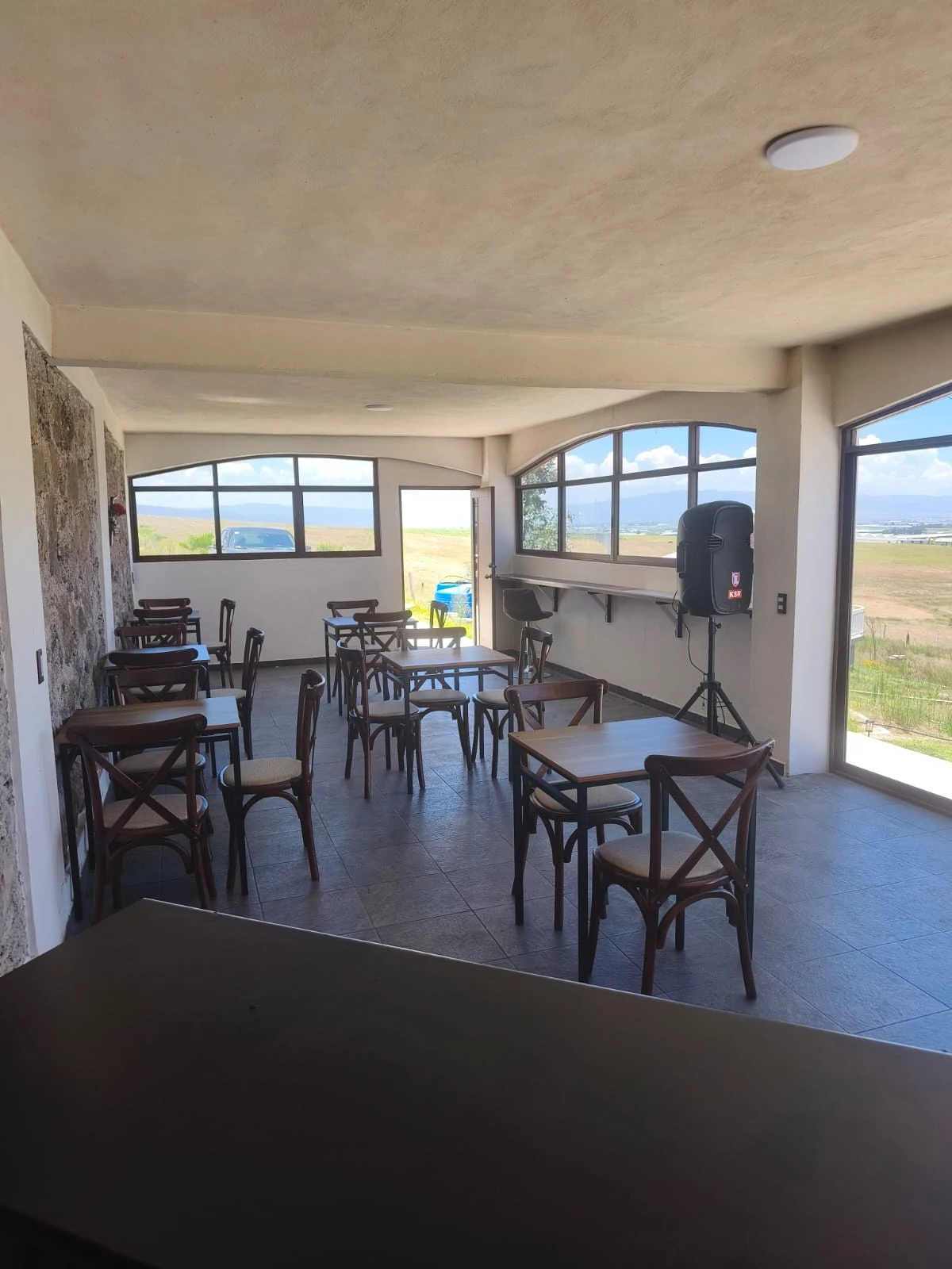 Terraza del restaurante con vista al campo
