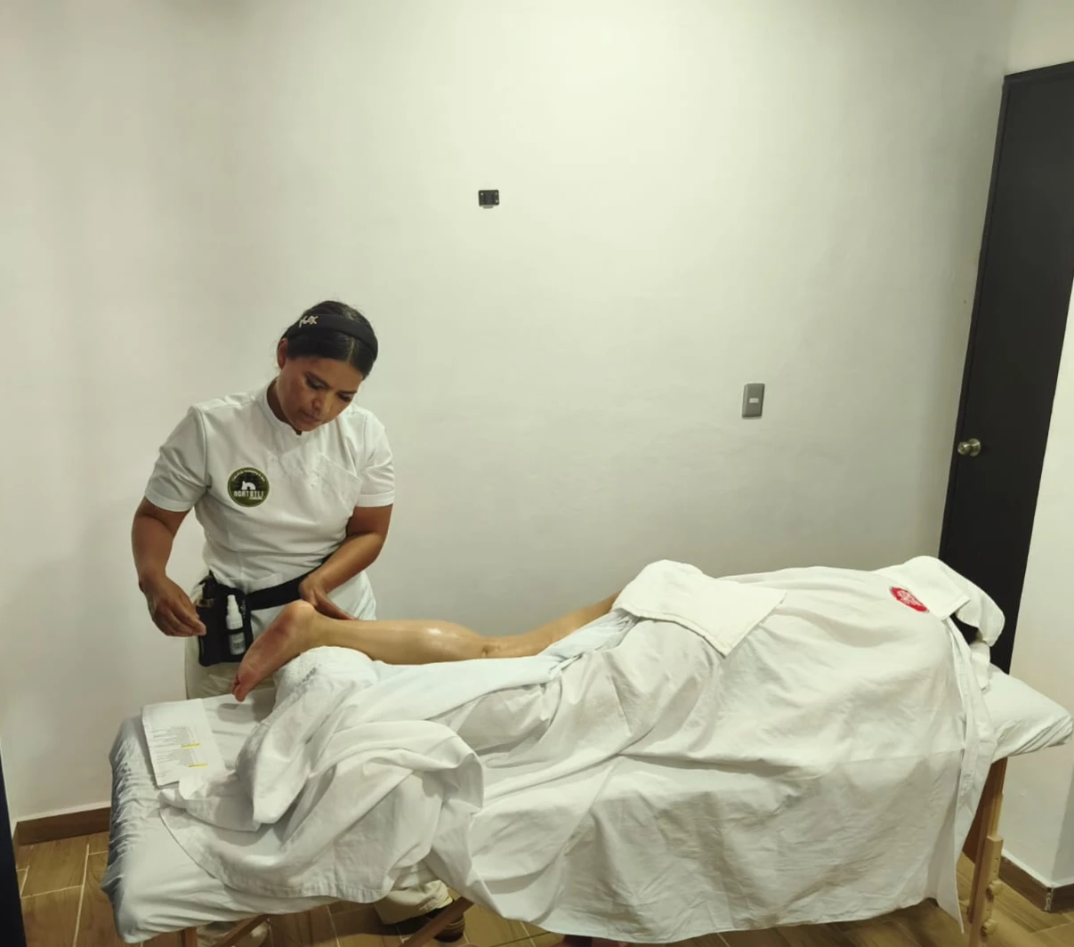 Terapeuta dando masaje en Acatotli