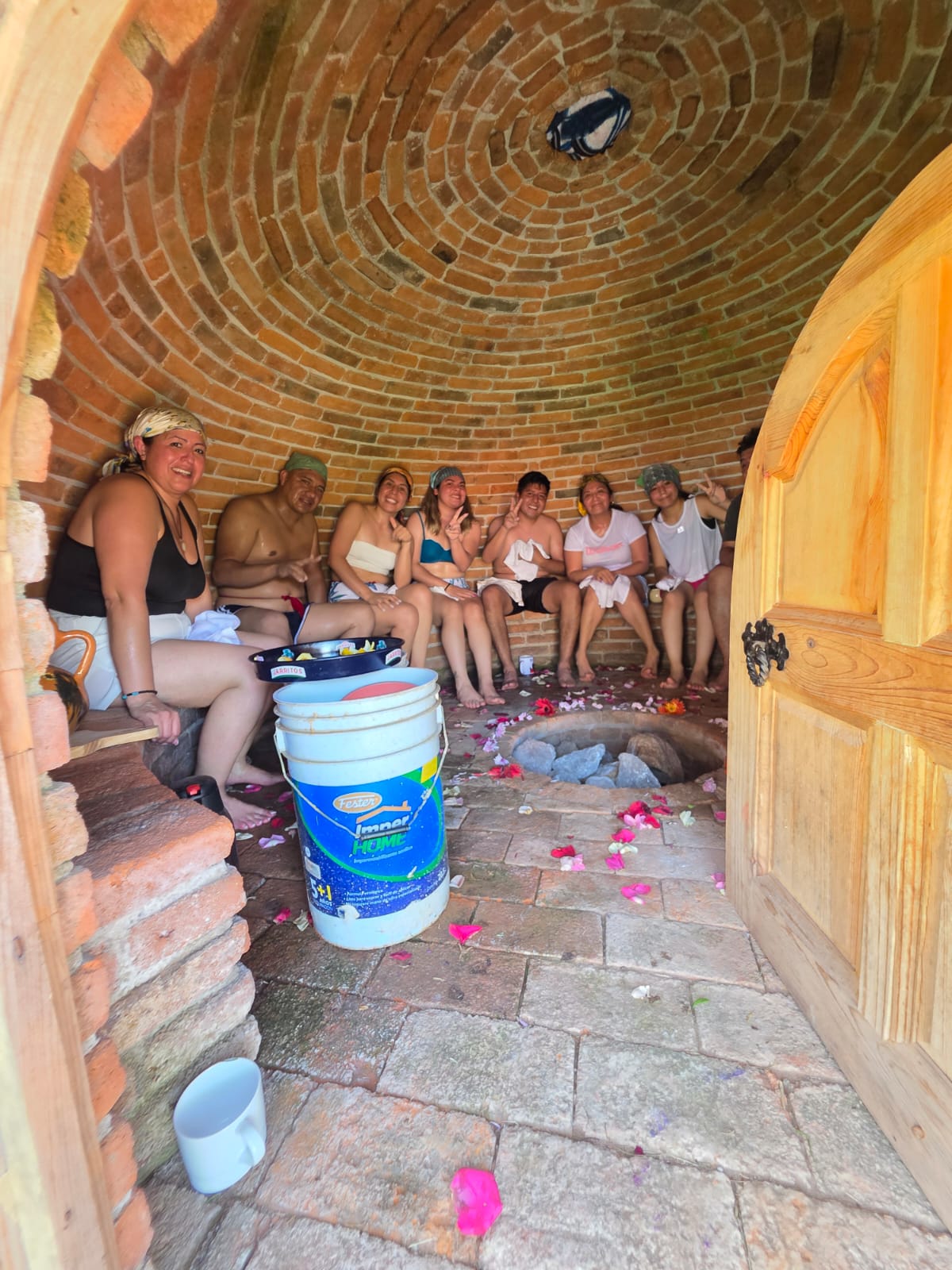 Grupo dentro del temazcal de Acatotli